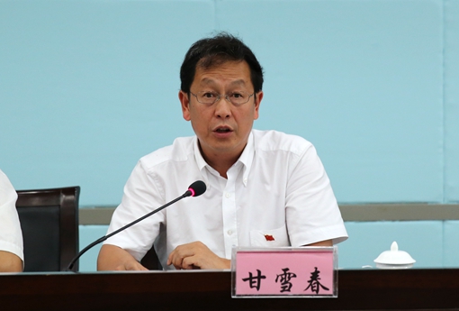 校长甘雪春宣读表彰决定